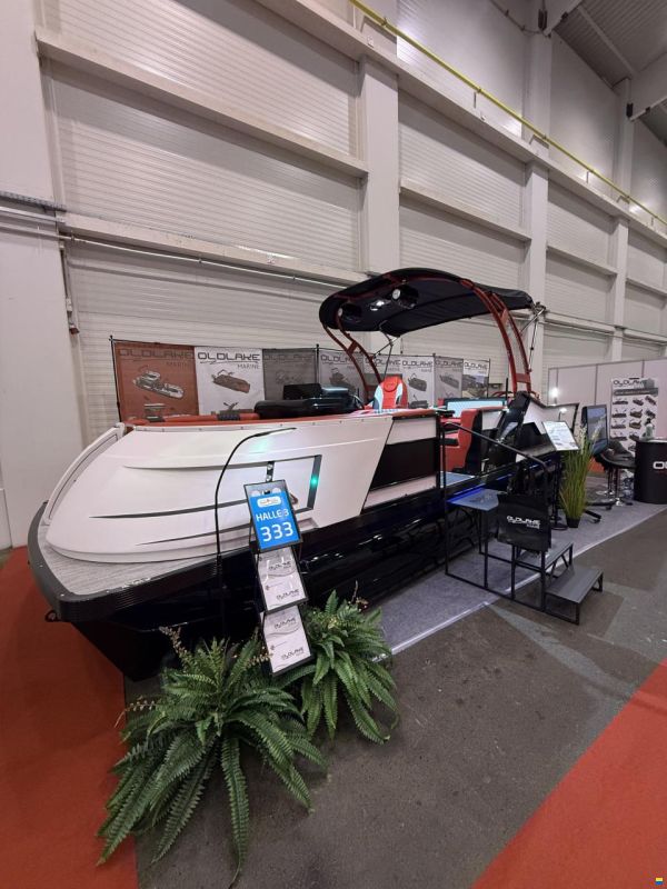 Old Lake Marine QX23 Pontoon Trimaran Mercury 225HP V6