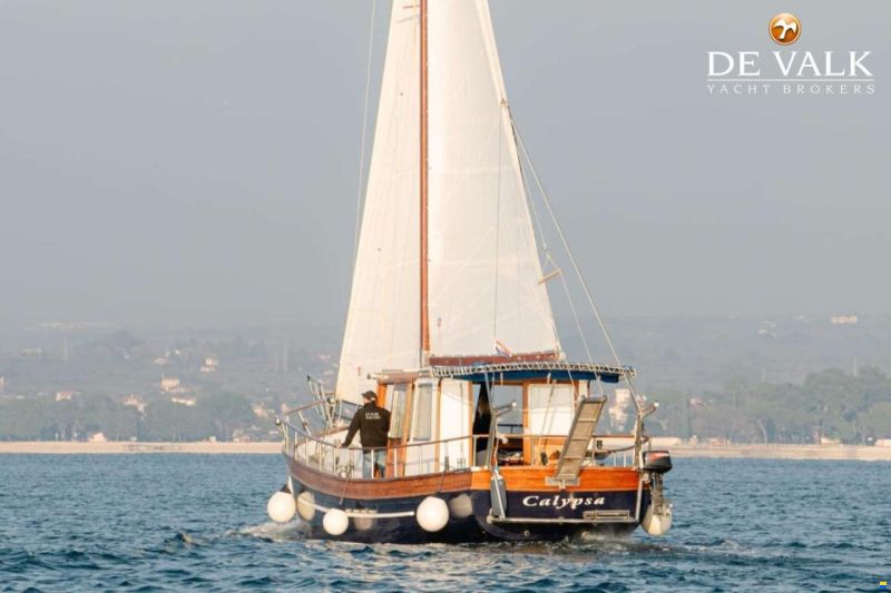 Custom Built Houseboat luxe motor