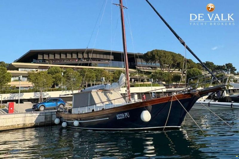 Custom Built Houseboat luxe motor