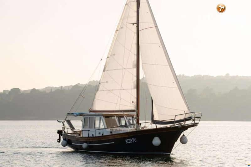 Custom Built Houseboat luxe motor