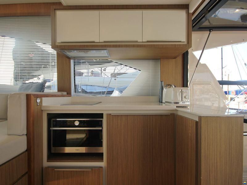 Cayman Yachts F520