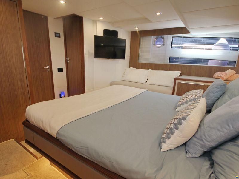 Cayman Yachts F520
