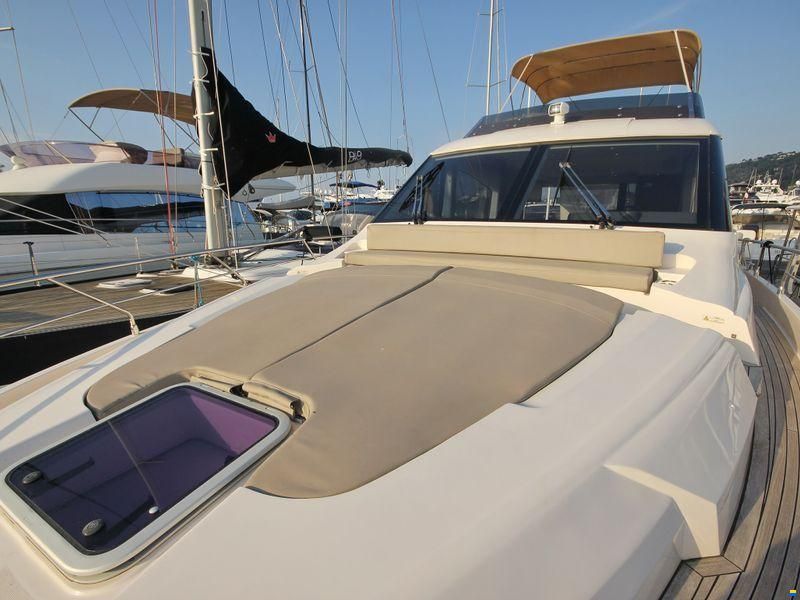 Cayman Yachts F520