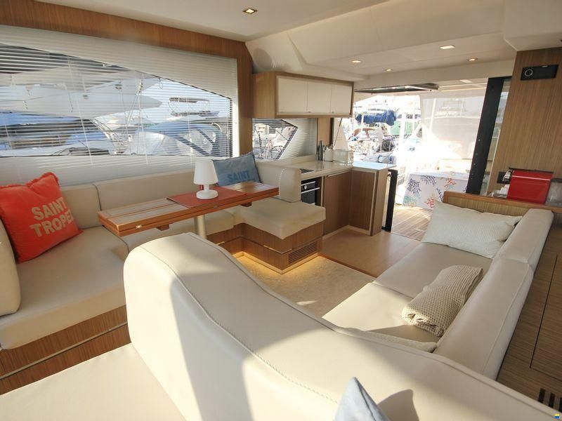 Cayman Yachts F520
