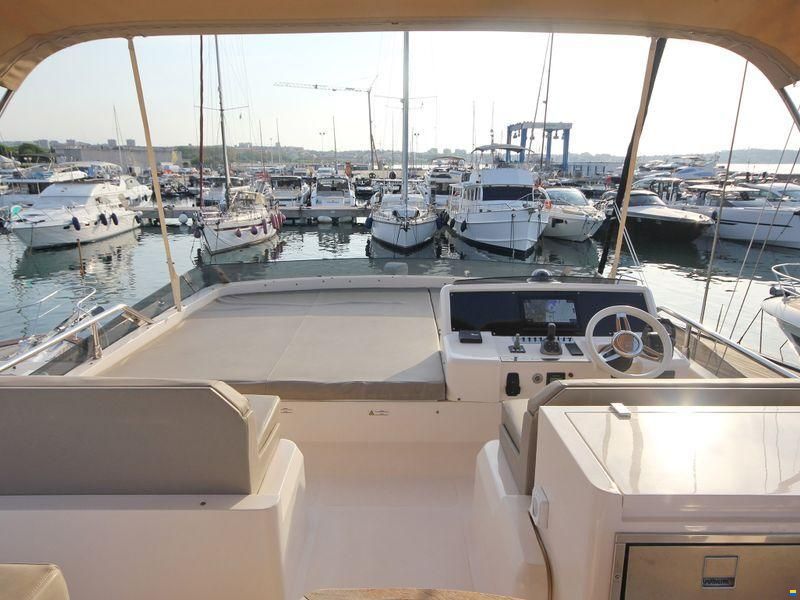 Cayman Yachts F520