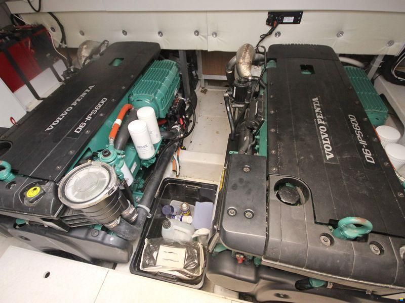 Cayman Yachts F520