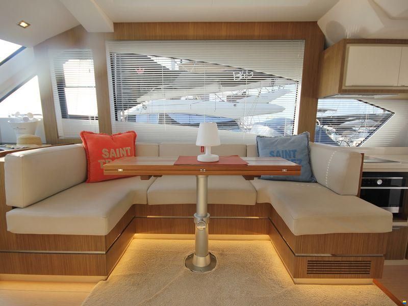 Cayman Yachts F520
