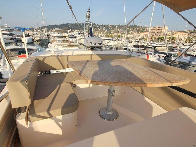 Cayman Yachts F520