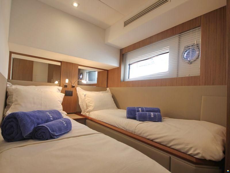 Cayman Yachts F520