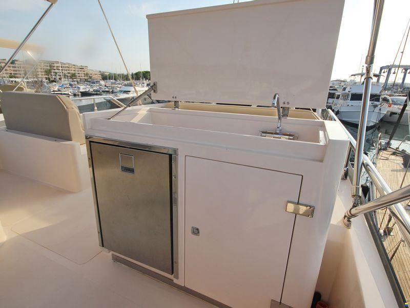 Cayman Yachts F520