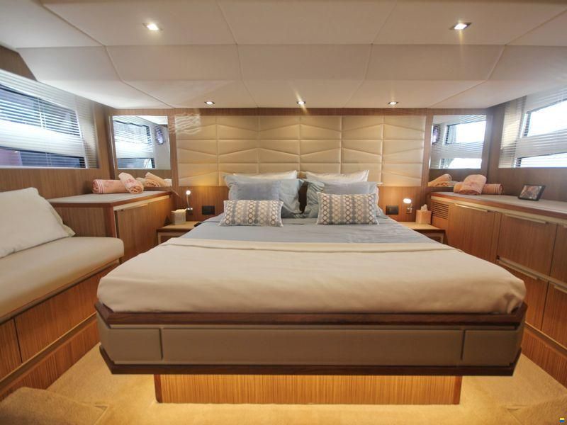 Cayman Yachts F520