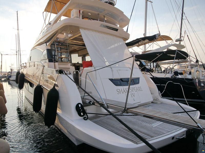 Cayman Yachts F520