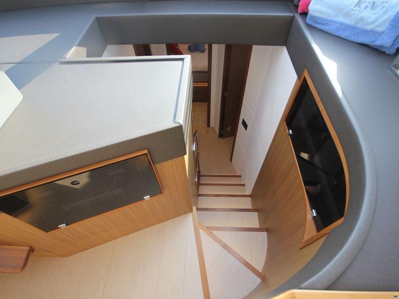 Cayman Yachts F520