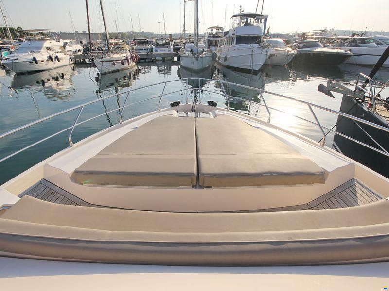 Cayman Yachts F520