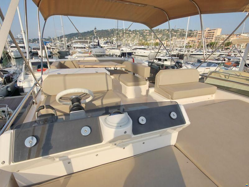 Cayman Yachts F520