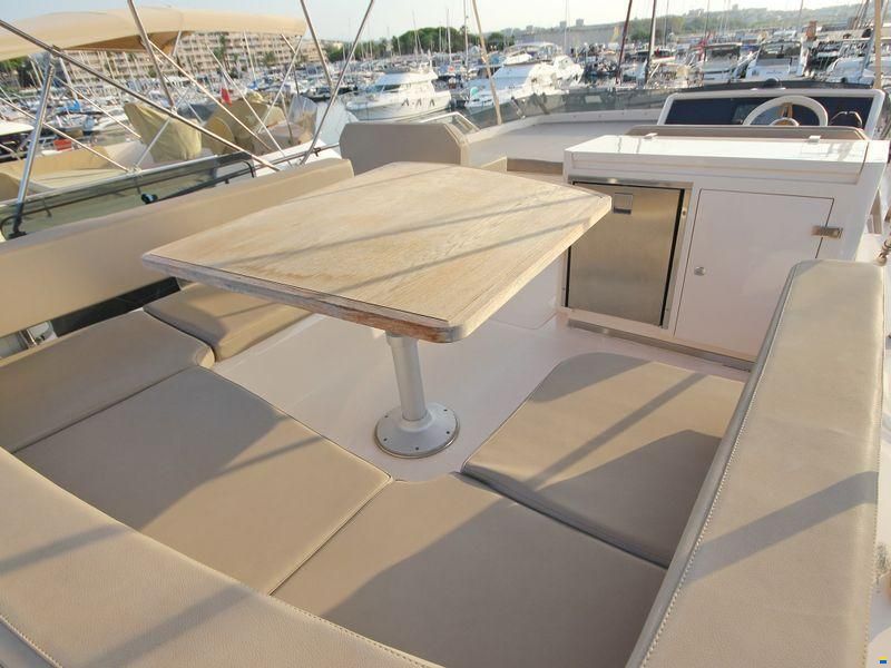 Cayman Yachts F520
