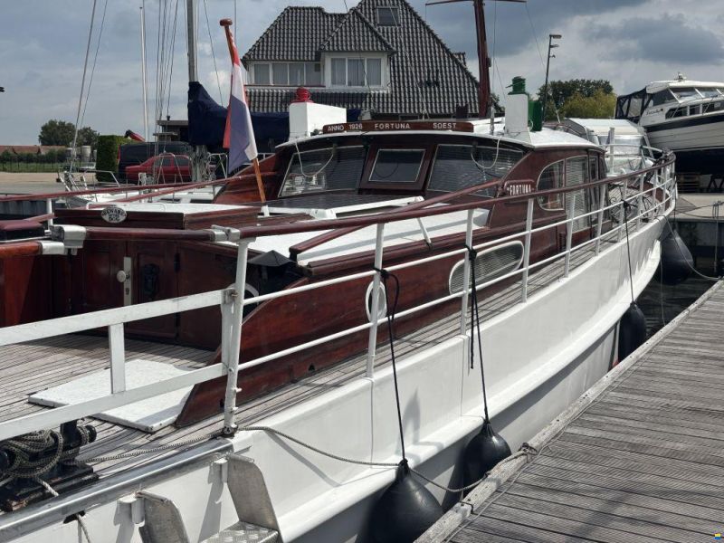 Klassiek motorjacht Directievaartuig