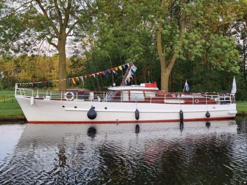 Klassiek motorjacht Directievaartuig