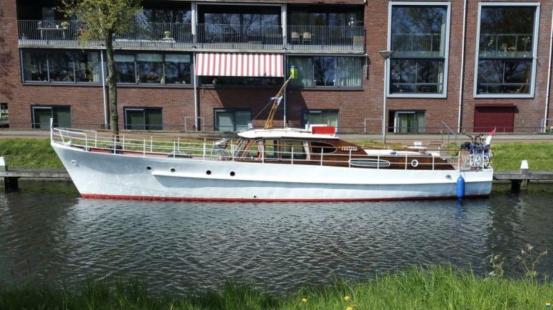 Klassiek motorjacht Directievaartuig
