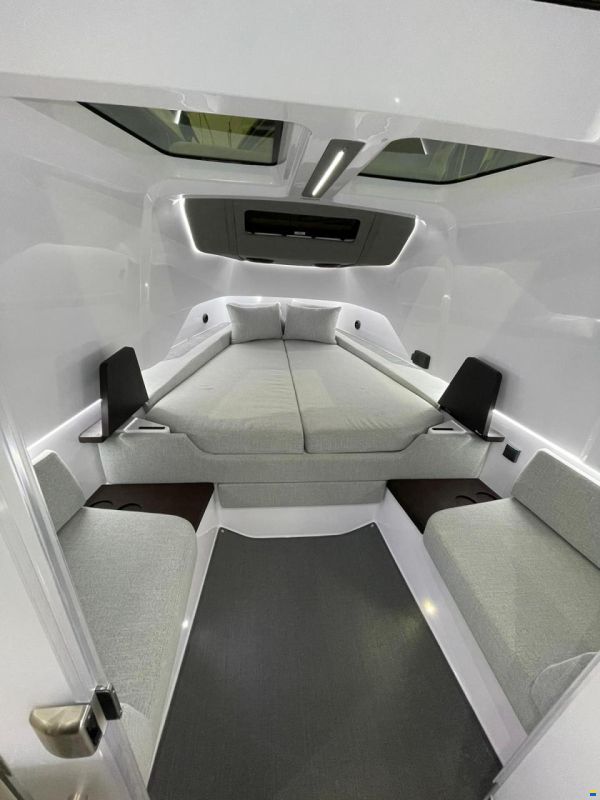 Axopar 37 XC Cross Cabin