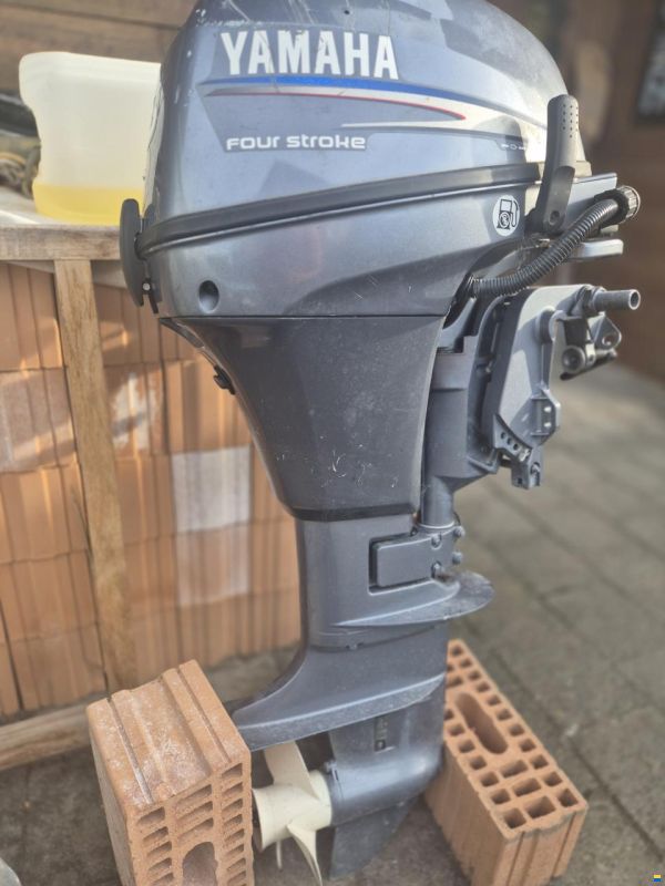 YAMAHA 8 PS