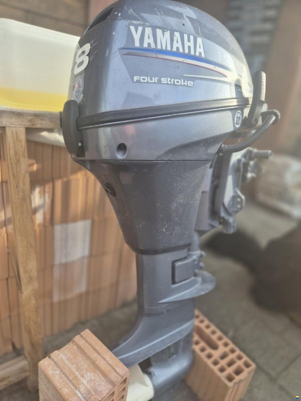 YAMAHA 8 PS