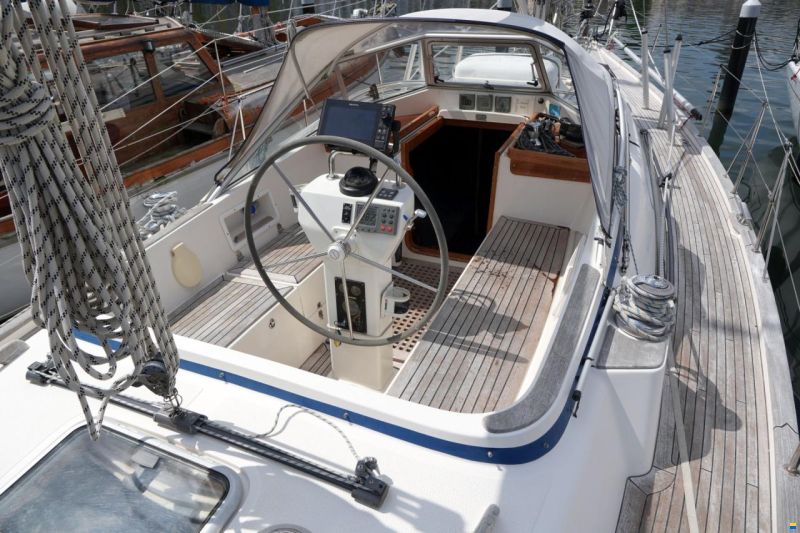 Hallberg-Rassy 37