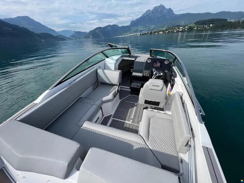 Flipper 650 Day Cruiser