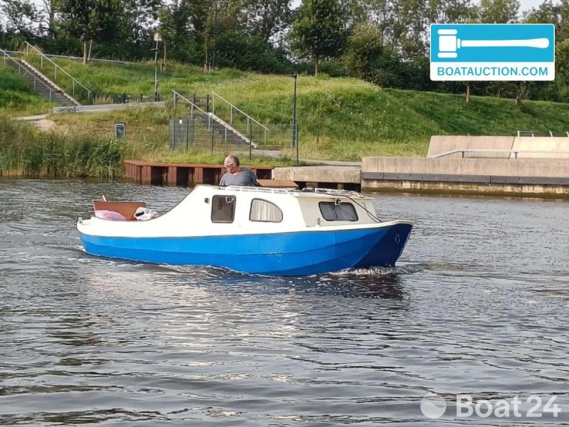 Motorboat 900
