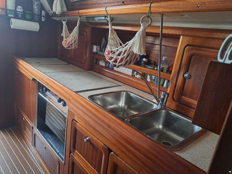 Bavaria 37