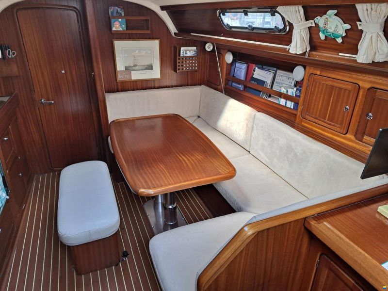 Bavaria 37