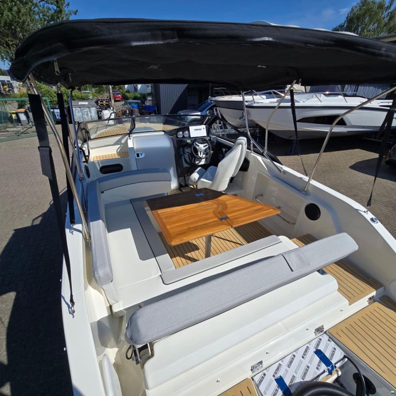 Quicksilver 675 Cruiser Deluxe Edition+Mercury F200X