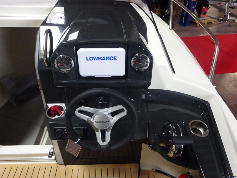 Quicksilver Activ 555 Cabin