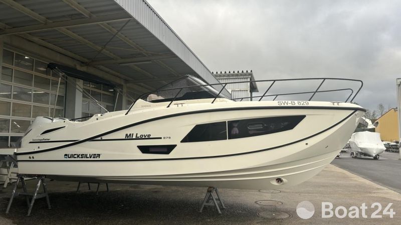 Quicksilver Activ 875 Sundeck