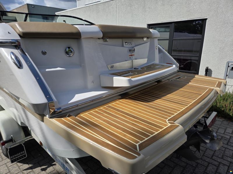 Four Winns S265 - V8-300 - low hours! - good condit