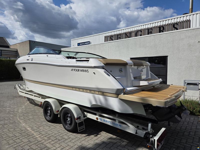 Four Winns S265 - V8-300 - low hours! - good condit