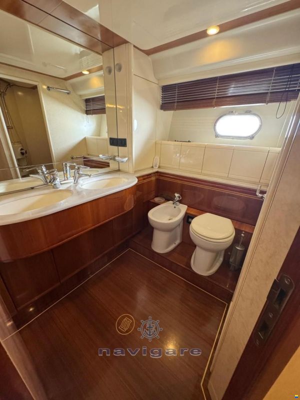 Ferretti 810