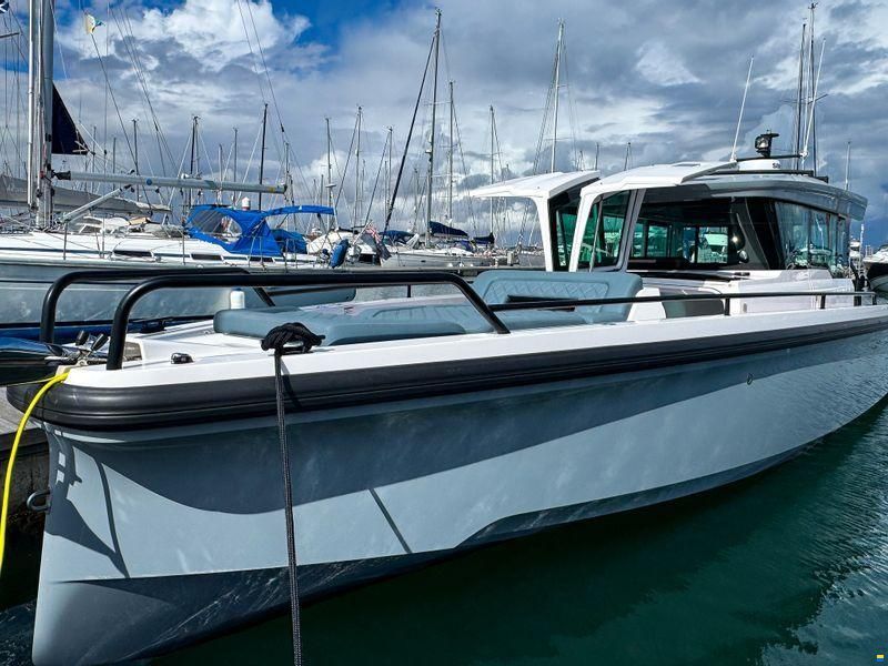 Axopar 37XC Cross Cabin