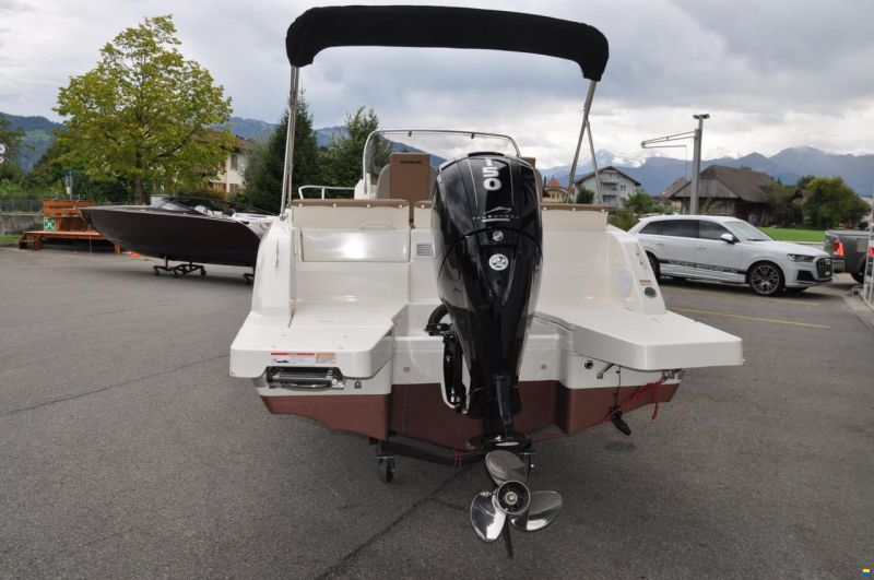 Quicksilver 605 Sundeck