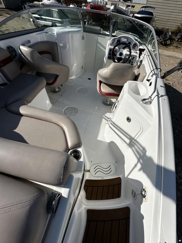 Hurricane Boats Sundeck 2400