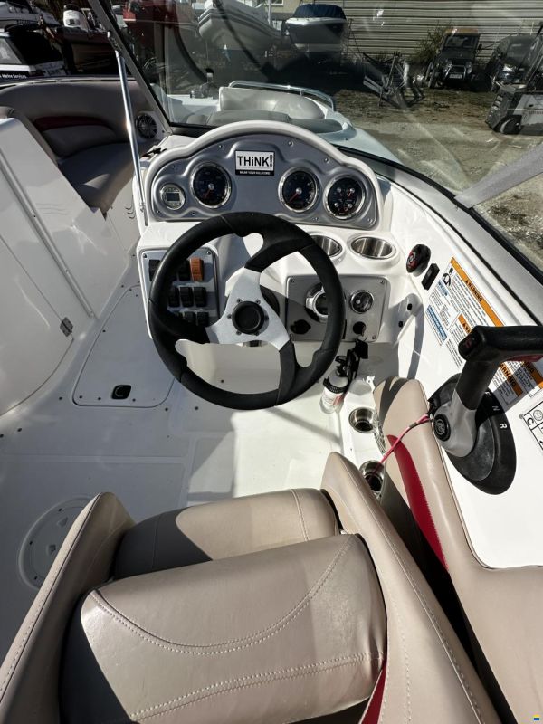Hurricane Boats Sundeck 2400