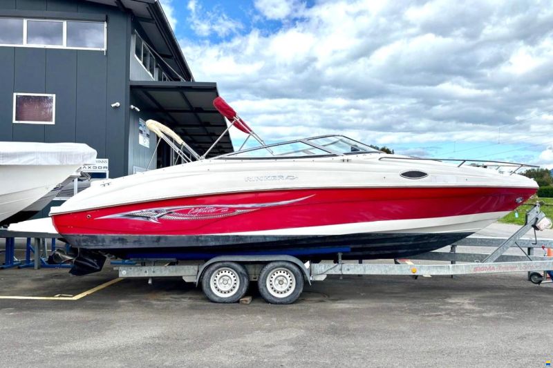 Rinker 232 Captiva Cuddy
