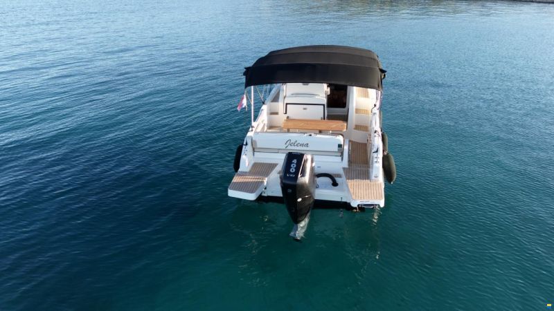 Quicksilver Activ 875 Sundeck