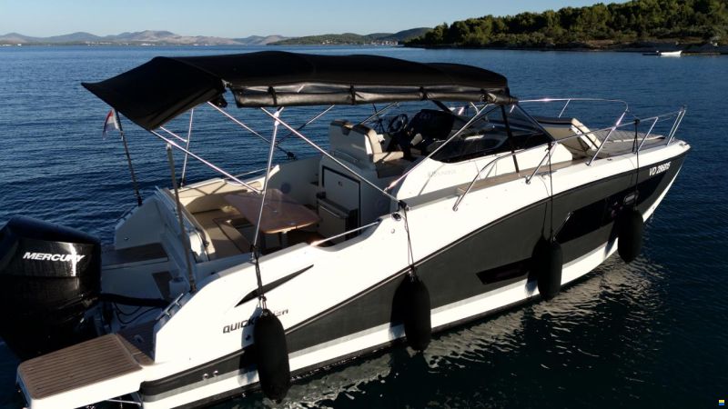 Quicksilver Activ 875 Sundeck