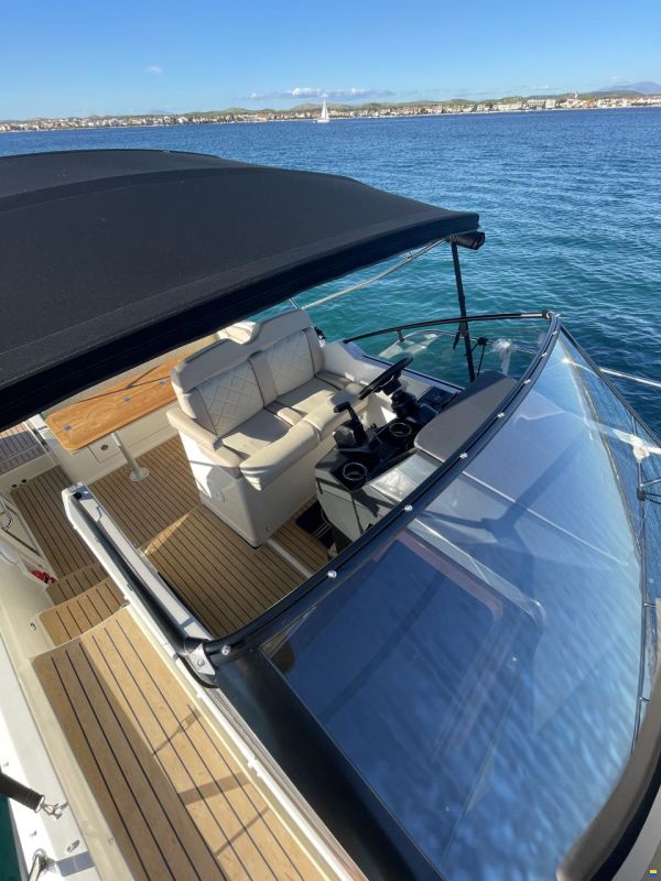 Quicksilver Activ 875 Sundeck