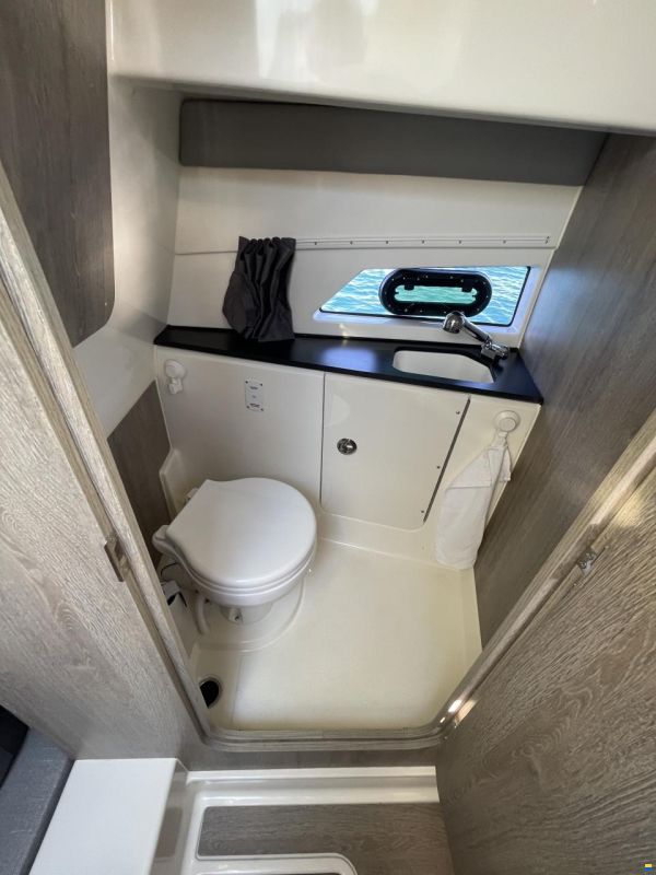 Quicksilver Activ 875 Sundeck