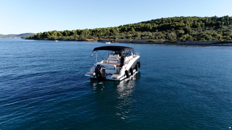 Quicksilver Activ 875 Sundeck
