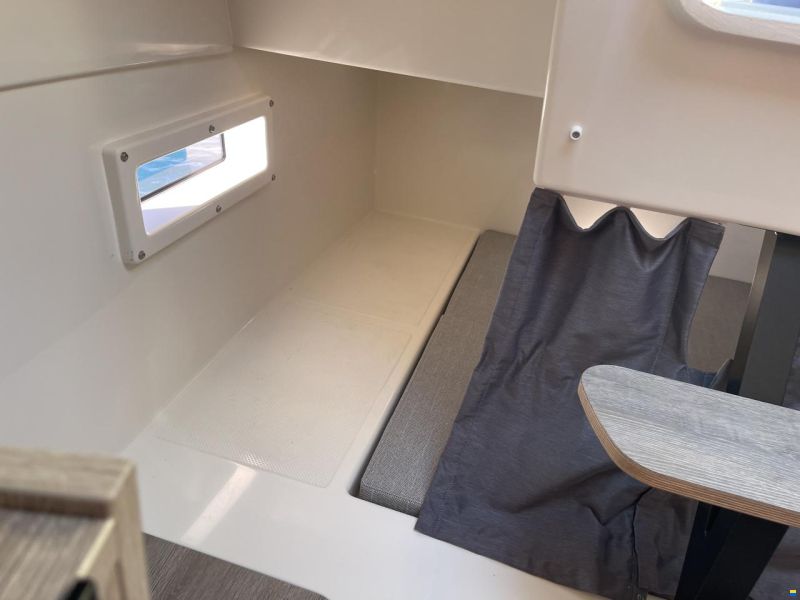 Quicksilver Activ 875 Sundeck