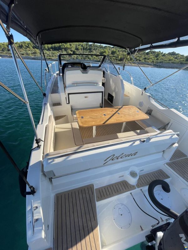 Quicksilver Activ 875 Sundeck