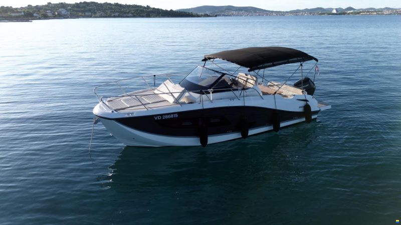 Quicksilver Activ 875 Sundeck